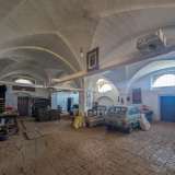 ...allestito in un vasto locale con volte a stella e pavimento in chianche